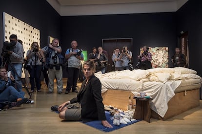 "Somier, colchón, sábanas, almohadas y objetos varios". Leer la descripción del soporte de <em>My bed</em> (1998) de la británica Tracey Emin permite iniciarse en los misterios de este <em>ready made</em> (una obra hecha a partir de objetos preexistentes) que causó más de un escalofrío cuando se expuso en la Tate Gallery en 1999 como parte de los finalistas del prestigioso premio Turner. Emin, que pertenecía a aquella generación de polemistas llamada Young British Artists, quiso hacer una crónica de unos días en los que había permanecido recluida en su dormitorio y decidió exponer la cama en la que había vivido este episodio depresivo. Criticada por su aparente narcisismo y falta de dificultad técnica (al menos Damien Hirst tenía que comprar cadáveres de animales, diseñar un tanque y llenarlo de formol), fue un golpe en la mesa con el que Emin quiso hablar de la vida cotidiana de los artistas que lloran, segregan fluidos y acarician ideas destructivas como todo hijo de vecino.