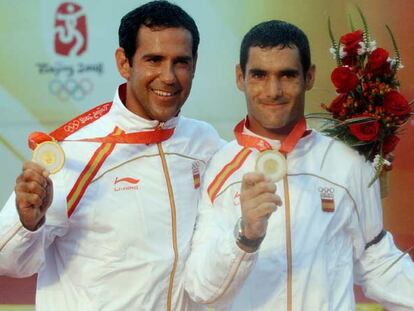 Fernando Echávarri y Antón Paz, con la medalla de oro que ganaron en Pekín en la clase Tornado.