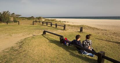 Una pareja contempla la playa de Valdevaqueros, en Tarifa.