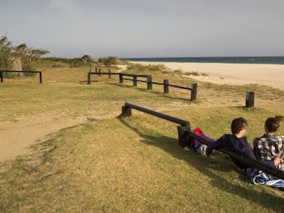 Una pareja contempla la playa de Valdevaqueros, en Tarifa.