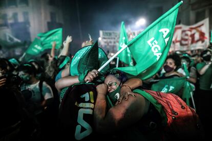 Mujeres a las puertas del Congreso argentino la madrugada del 30 de diciembre de 2020, cuando el Senado despenalizó el aborto en Argentina.