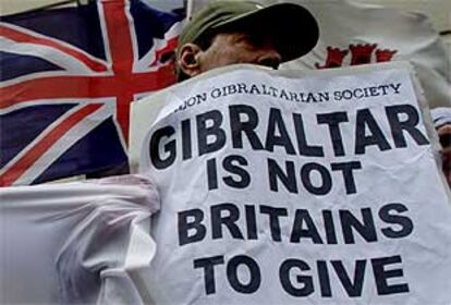 Un gibraltare?o protesta frente a la residencia de Jack Straw en Londres.