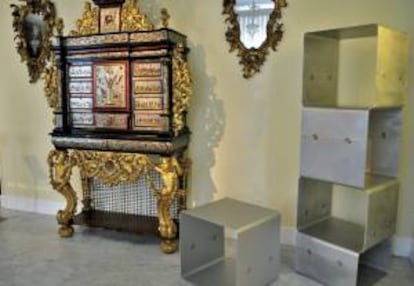 Fotografía facilitada por PDM que muestra algunas de las piezas de "Art Design: Diálogo entre dos épocas", en la que el Museo Nacional de Artes Decorativas de Madrid.
