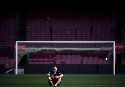 El capitán del Barça, Andrés Iniesta, sentado en el césped del Camp Nou tras 22 años en el equipo, el 20 de mayo de 2018.