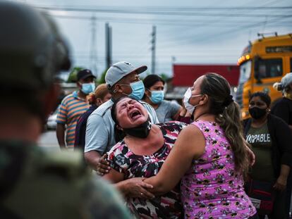 Una mujer lloraba el martes frente a una cárcel de Guayaquil (Ecuador) en la que un grupo de presos perdió la vida durante un motín.