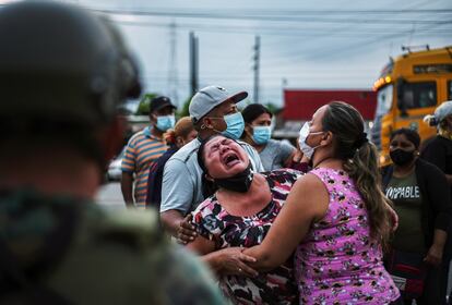 La familiar de un preso llora afuera de una cárcel en Guayaquil, tras disturbios al interior del penal, en febrero de 2021.