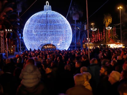 La bola de Nadal transitable, un dels elements del mobiliari urbà barceloní més populars en aquestes dates.