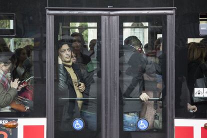 Se ha habilitado un servicio especial de autobús para cubrir el tramo cerrado de la línea 1 del metro, desde Universitat hasta Glòries.