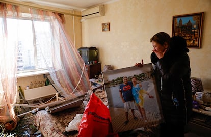 Tatyana Vaskovskaya sujeta una foto familiar mientras recoge sus pertenencias en su vivienda tras un ataque ruso en Kiev. Rusia llamó este jueves a las autoridades de Kiev a pensar en el destino del país y de su gente y "tomar las decisiones correspondientes" para acercar el fin de la "operación militar especial" comenzada por Moscú hace tres semanas.