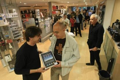 Compradores de iPad en una tienda de Barcelona.