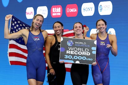 De izquierda a derecha, Regan Smith, Kate Douglass, Gretchen Walsh y Torri Huske, celebran con el cheque que premia su récord, este domingo.