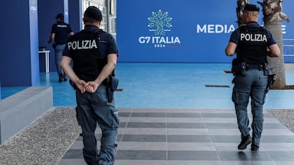 Agentes de policía patrullaban ante el centro de prensa de la cumbre del G 7 en la ciudad italiana de Bari, el 12 de junio de 2024.