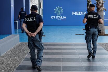 Agentes de policía patrullaban ante el centro de prensa de la cumbre del G 7 en la ciudad italiana de Bari, el 12 de junio de 2024.