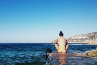 Una mujer tomando en sol en Formentera (Islas Baleares).