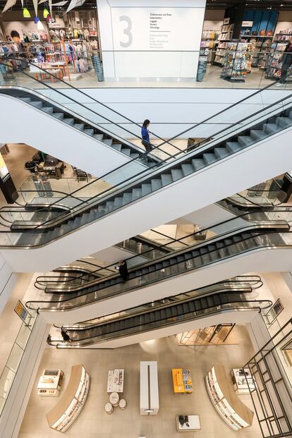 Empleados en los ascensores del centro londinense de John Lewis White antes de su apertura.