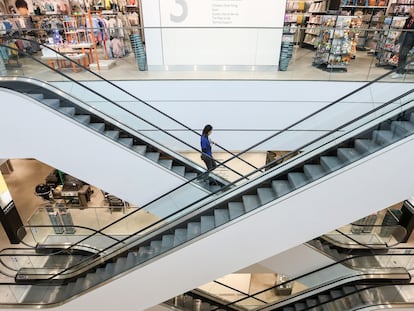 Empleados en los ascensores del centro londinense de John Lewis White antes de su apertura.