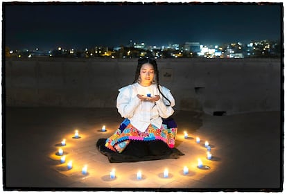  Renata Flores, cantante reconocida por fusionar música andina con ritmos como el trap, hip-hop o pop, y por sus letras en quechua.