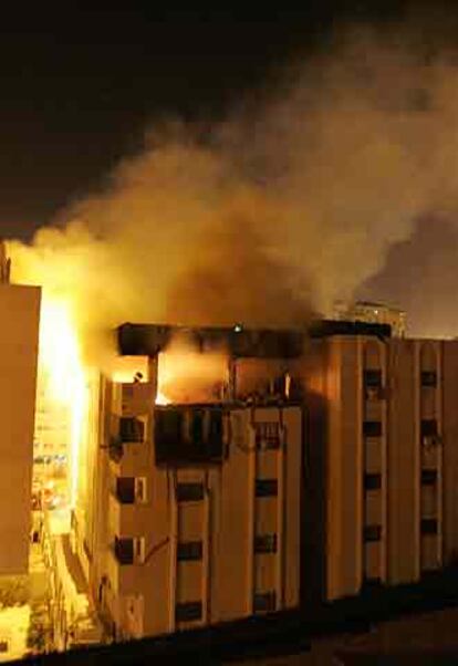 El fuego destruye el Ministerio del Interior en Gaza esta madrugada, tras un ataque aéreo israelí.