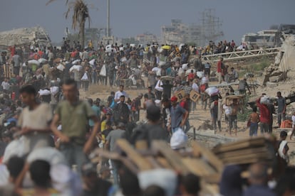 Cientos de gazatíes acuden al corredor de Netzarim de Gaza para conseguir comida este sábado.