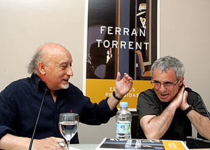 Ferran Torrent (a la derecha) y Manuel Vicent, durante la presentación de <i>Especies protegidas</i>.