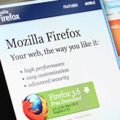 Los navegadores de Mozilla, Firefox 3.6, y deMicrosoft, Internet Explorer 9, en la pantalla de un ordenador portátil.