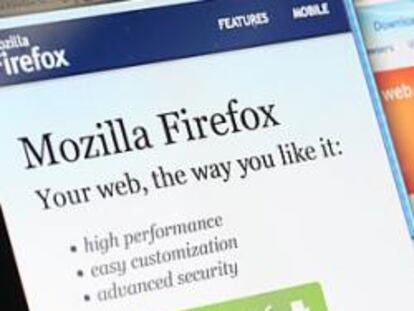 Los navegadores de Mozilla, Firefox 3.6, y deMicrosoft, Internet Explorer 9, en la pantalla de un ordenador portátil.