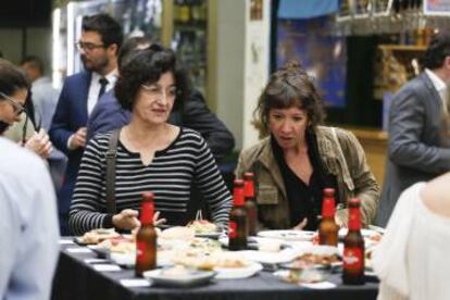 Dos mujeres miran las tapas en el Mercado de San Fernando.