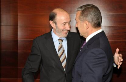 El vicepresidente primero del Gobierno y ministro del Interior, Alfredo Pérez Rubalcaba, saluda al presidente del Ejecutivo canario, Paulino Rivero, al comienzo de la reunión que han mantenidoen Santa Cruz de Tenerife.