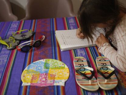 Ona, nombre ficticio, dibuja en una libreta en su casa. 