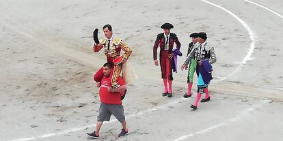 Daniel Luque, a hombros en la plaza de Azpeitia.