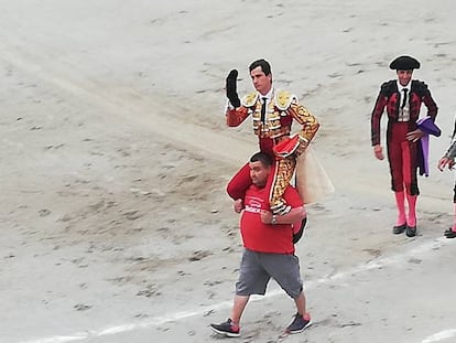 Daniel Luque, a hombros en la plaza de Azpeitia.