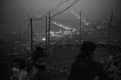 El tendido eléctrico sube por unos postes al cerro de Valle del Sol y se reparte de forma irregular por las casas de las 280 familias. No todas tienen luz, la electricidad llega bien a la zona baja, que tiene incluso unas farolas en la calle. Pero por las más altas y alejadas del cerro, por la noche, a partir de las seis de la tarde, se camina a oscuras por las pendientes y sendas que conectan las viviendas.