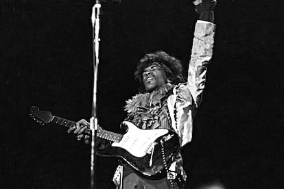 Jimi Hendrix (1942-1970)  con su Fender en el festival Monterey Pop  en junio de 1967.