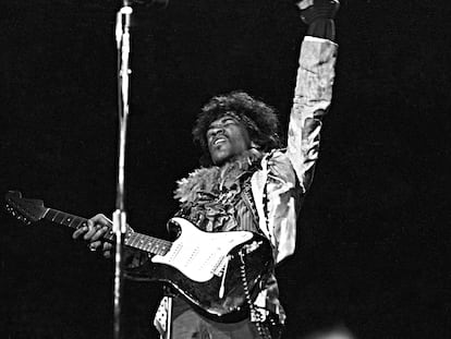 Jimi Hendrix (1942-1970)  con su Fender en el festival Monterey Pop  en junio de 1967.