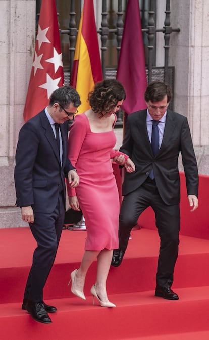 La presidenta de la Comunidad de Madrid, el alcalde de Madrid, José Luis Martínez-Almeida (derecha), y el ministro de Presidencia, Félix Bolaños, tras depositar en la Puerta del Sol una corona de laurel en homenaje a los héroes del Dos de Mayo.