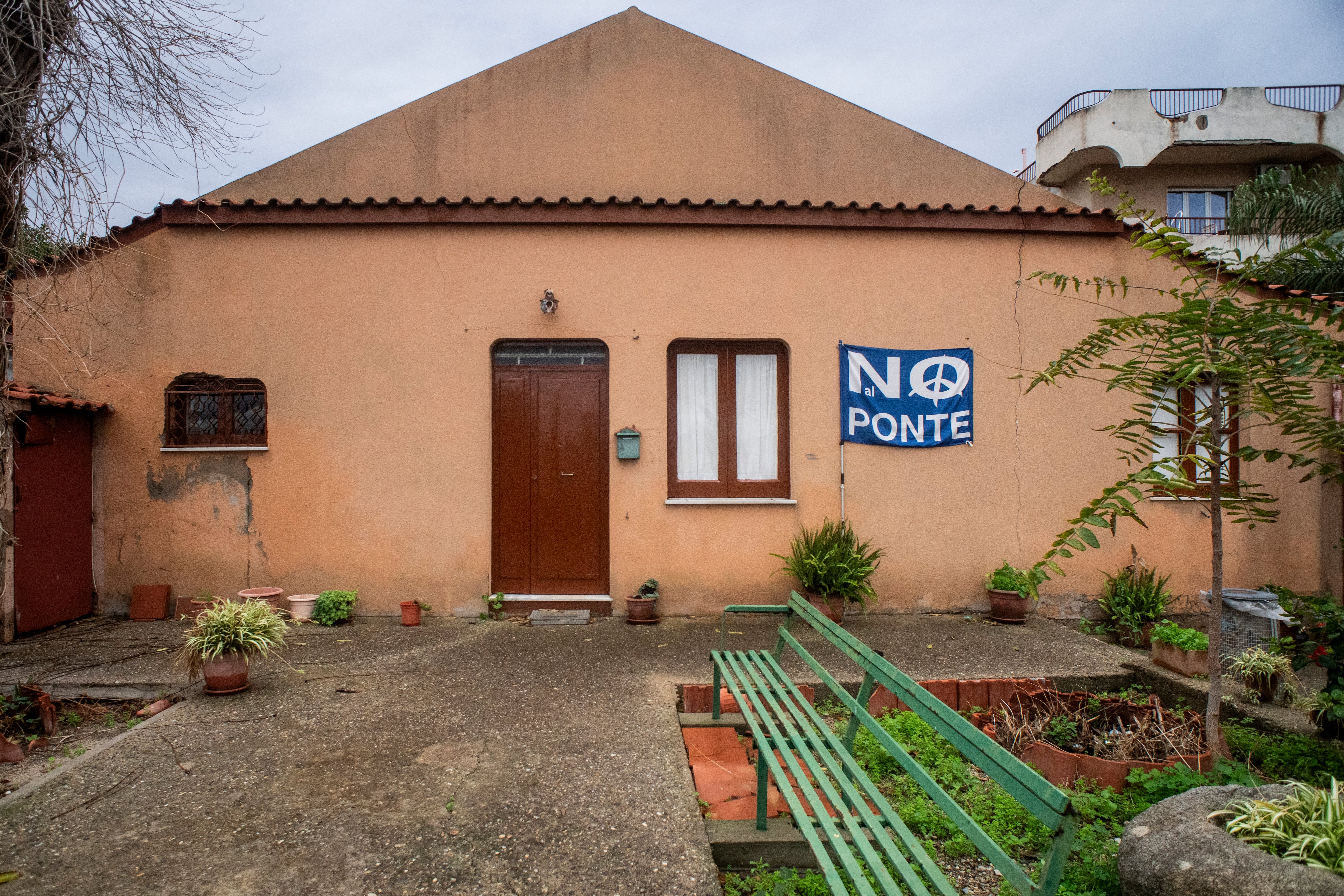 Una casa en Cannitello, con una bandera contra el puente. 