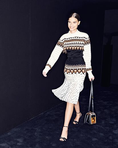La modelo luce la falda Needle Punch Skirt Multicolour, que combina jacquard de lana con seda estampada y chifón.