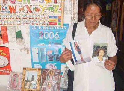 La madre de Carmen Karen Vargas, que vive en Bolivia, mira fotos de su hija asesinada en O Porriño (Pontevedra).