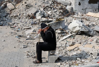 Un anciano descansa junto a los escombros de una casa destruida durante un ataque israelí en Rafah, este martes.  
