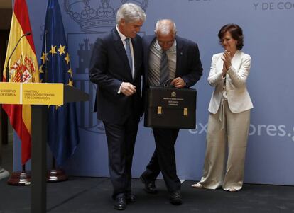 El ministro de Asuntos Exteriores Josep Borrell, recibe su cartera de manos del exministro de Alfonso Dastis.