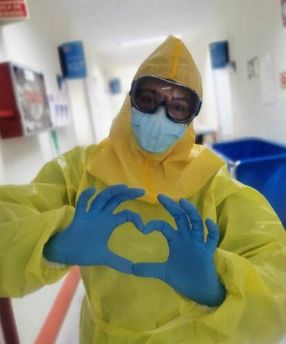 La enfermera brasileña Keila Cristina posa en el interior del hospital de Cercedilla (Madrid) durante la crisis de coronavirus. Los brasileños que viven en España han sufrido la angustia de ver cómo el coronavirus hacía estragos en su país de adopción mientras se iba extendiendo de forma inexorable por su patria.