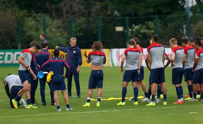 Klinsmann charla con sus jugadores durante un entrenamiento 