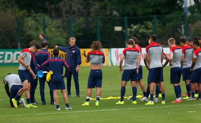Klinsmann charla con sus jugadores durante un entrenamiento
