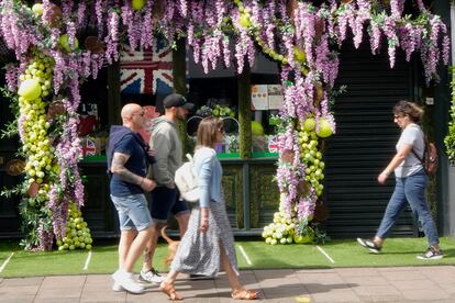 Aficionados pasean por las calles de Wimbledon.