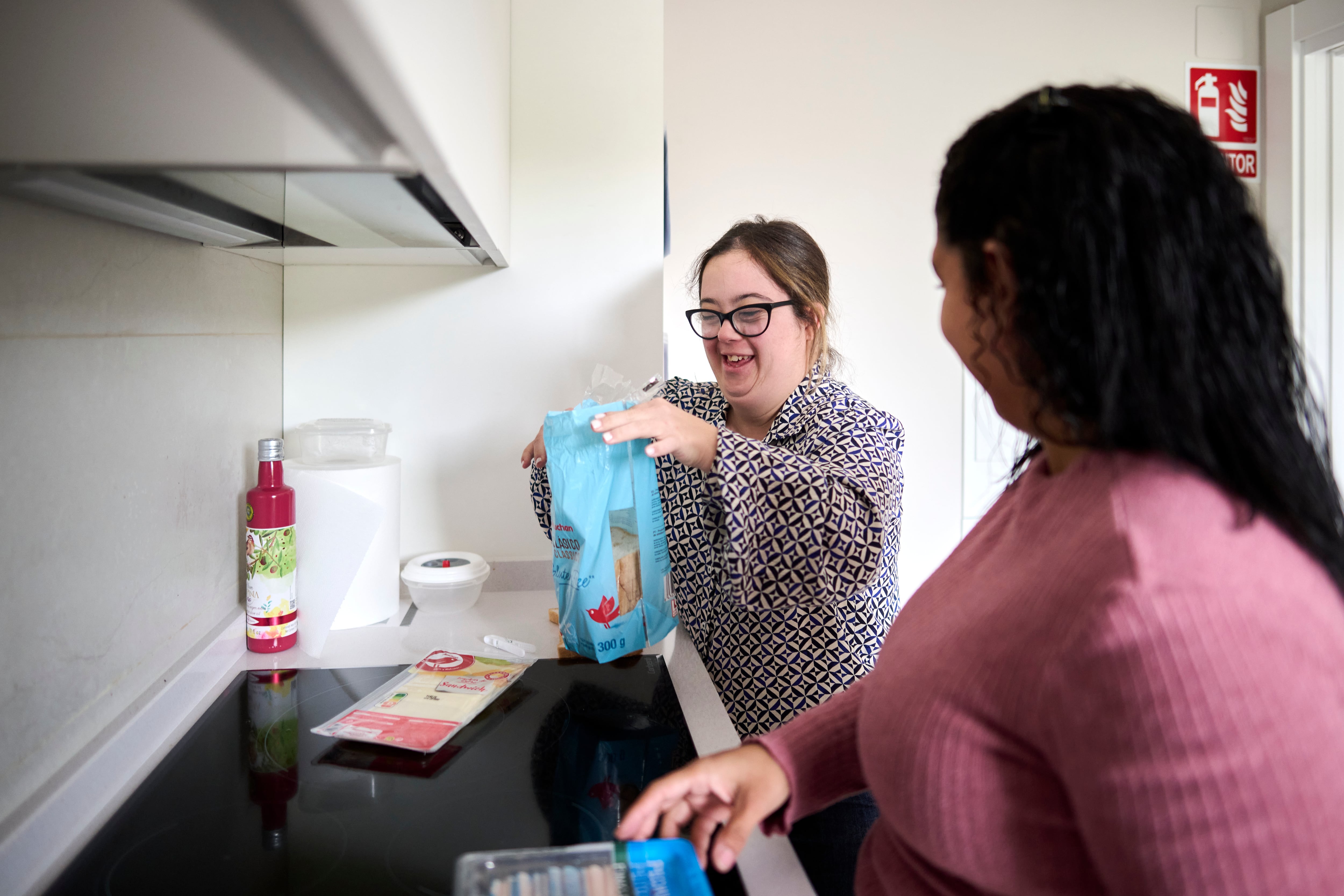 Ana Galve y Diana Vera preparan bocadillos en la cocina de su piso