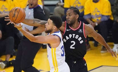 Leonard se interpone en un intento de canasta de Curry.