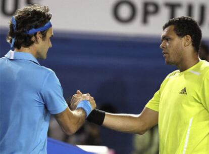 Federer se saluda con Tsonga al final del partido.