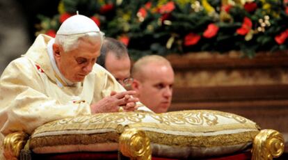 El pontífice Benedicto XVI, durante la Misa del Gallo en la Basílica de San Pedro.