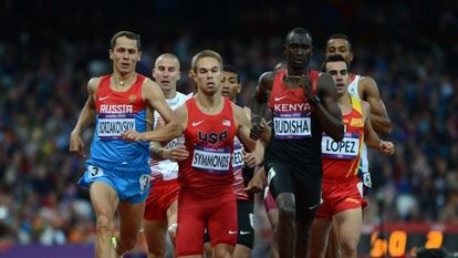 López, a la derecha, en su serie de 800m.