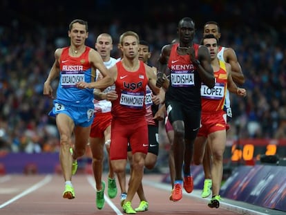 L&oacute;pez, a la derecha, en su serie de 800m. 